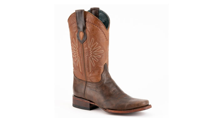 Are real cowboy boots pointed or square toe?